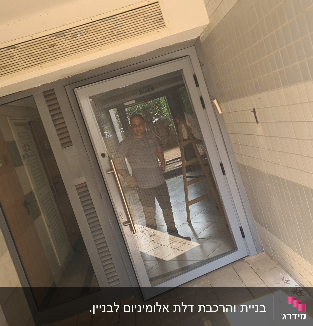 דלת אלומיניום עם ידית מתכתית